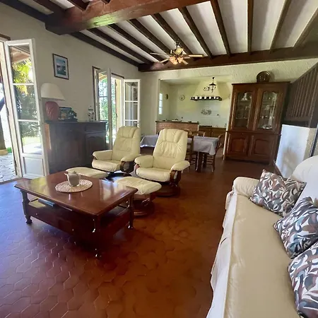 Charmante Maison Avec Piscine Pour 6 Personnes A - Fr-1-824-17 Holiday home *