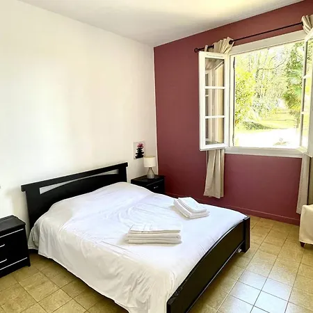 Charmante Maison Avec Piscine Pour 6 Personnes A - Fr-1-824-17 *
